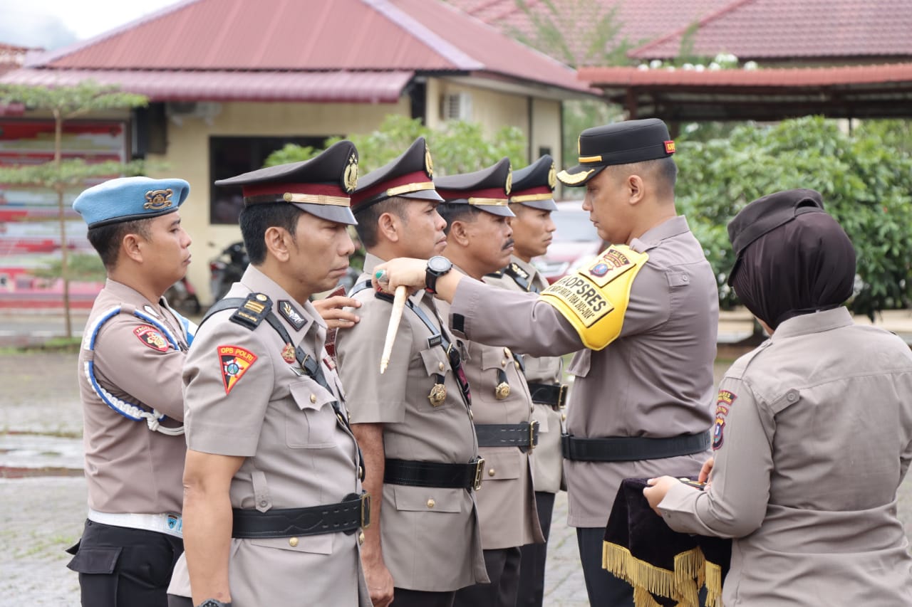 Foto : Kapolres Tapteng, AKBP Basa Emden Banjarnahor saat penyematan tanda Pangkat dan jabatan kepada para PJU yang disertijab pada Jumat, (24/11/23) di Lapangan Apel Mapolres Tapteng.