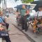 Keterangan Foto: Babinsa Koramil 06/Kota, Sertu Abdurrajab saat mengimbau para Abang Becak untuk tetap mematuhi Peraturan Lalu Lintas dan mematuhi Protokol Keselamatan.