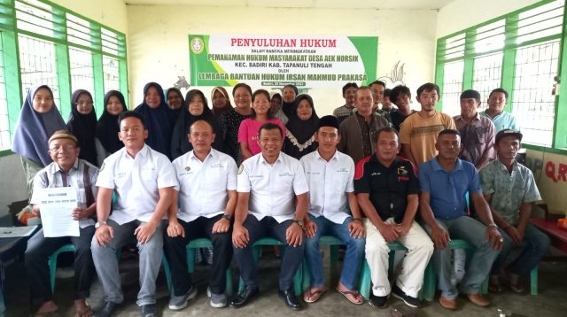 Foto : Ketua dan Penasehat Hukum LBH Irsan Mahmud Prakasa foto bersama dengan Masyarakat Desa Aek Horsik, Kecamatan Badiri usai melakukan penyuluhan hukum gratis kepada masyarakat, Sabtu (25/11/23).