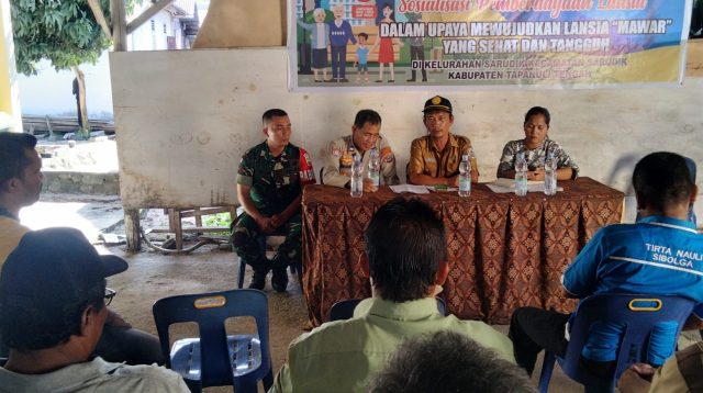 Foto : Babinsa Koramil 03/Pandan, Sertu RH Siagian bersama Bhabinkamtibmas Polsek Pandan dan Aratur Pemerintah Kecamatan Sarudik saat melakukan mediasi terhadap masalah sengketa lahan batas tanah warga di Aula Kantor Camat Sarudik, Senin (27/11/23).
