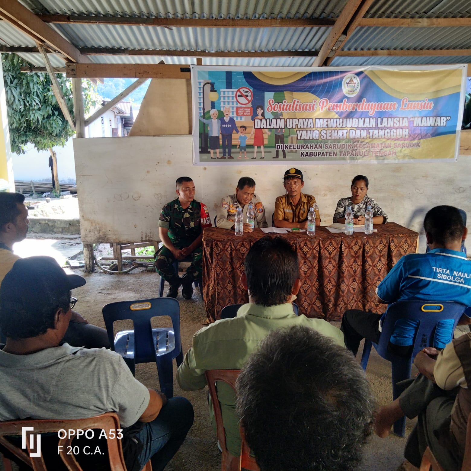 Foto : Babinsa Koramil 03/Pandan, Sertu RH Siagian bersama Bhabinkamtibmas Polsek Pandan dan Aratur Pemerintah Kecamatan Sarudik saat melakukan mediasi terhadap masalah sengketa lahan batas tanah warga di Aula Kantor Camat Sarudik, Senin (27/11/23).