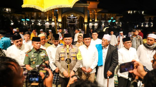 Foto : Kapolda Sumut, Irjen Pol Agung Setya Imam Effendi didampingi Pangdam Bukit Barisan Mayjen TNI Mochammad Hasan Basri, Pj Gubernur Sumut Mayjen TNI (Purn) Hassanudin, saat menyampikan sambutan dalam pagelaran deklarasi pemilu damai di Istana Maimun Medan.