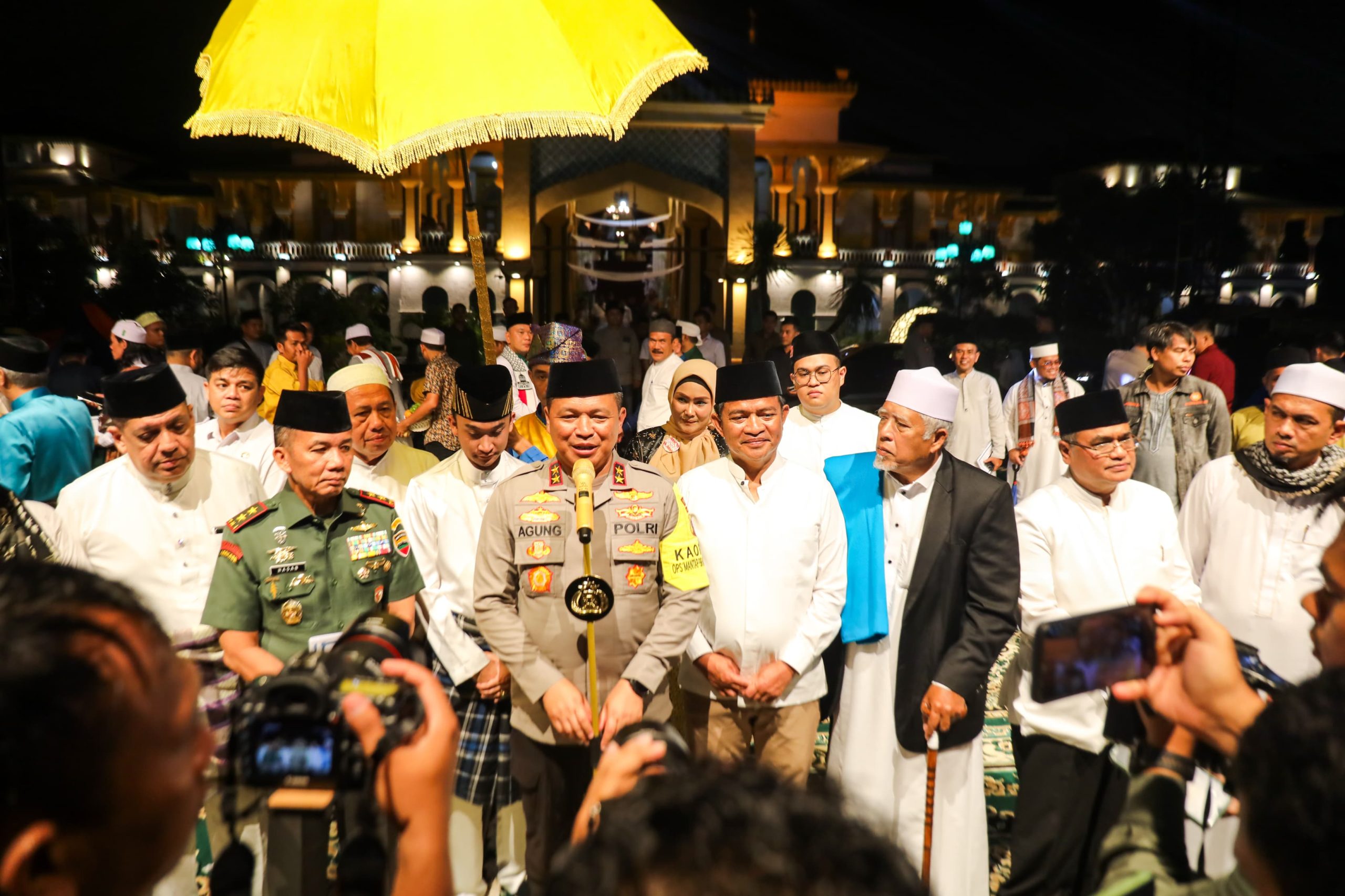 Foto : Kapolda Sumut, Irjen Pol Agung Setya Imam Effendi didampingi Pangdam Bukit Barisan Mayjen TNI Mochammad Hasan Basri, Pj Gubernur Sumut Mayjen TNI (Purn) Hassanudin, saat menyampikan sambutan dalam pagelaran deklarasi pemilu damai di Istana Maimun Medan.