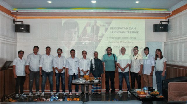 Ket foto : Direktur PT. Digital Gemilang Solusi, Jauhari Ramadana didampingi Dennis Malango, Maju Feri Hutagalung, Sozi Sokhi Halawa dan para karyawan Foto bersama usai melaksanakan grand opening Hotel Satia Sibolga, Rabu (29/11/23).