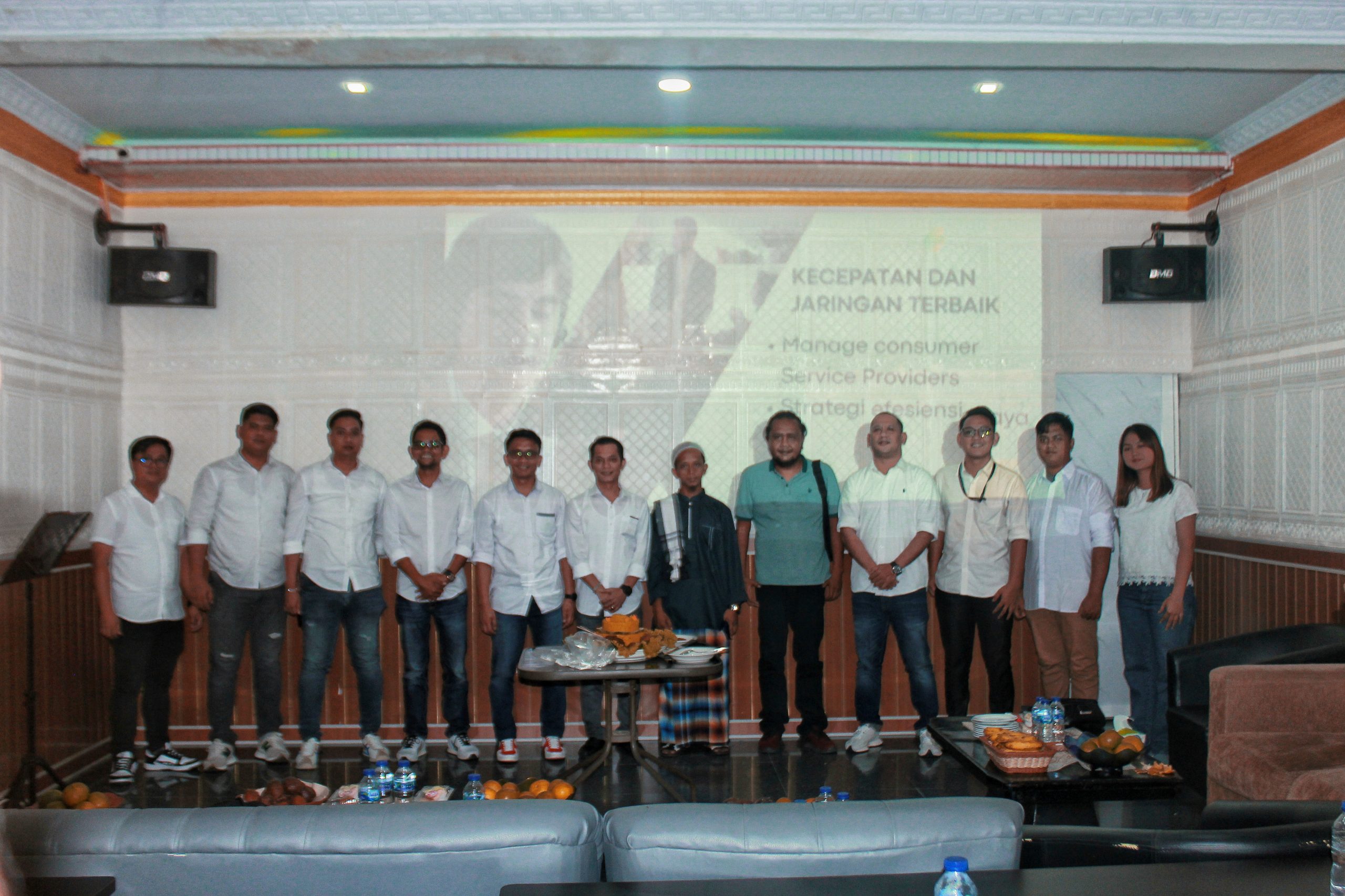 Ket foto : Direktur PT. Digital Gemilang Solusi, Jauhari Ramadana didampingi Dennis Malango, Maju Feri Hutagalung, Sozi Sokhi Halawa dan para karyawan Foto bersama usai melaksanakan grand opening Hotel Satia Sibolga, Rabu (29/11/23).