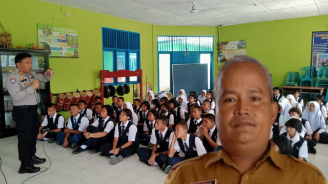 Foto : Kasat Binmas Polres Tapteng, Iptu Dela Antomi saat memberikan penjelasan tentang bahaya penyalahgunaan narkotika kepada pelajar SMP N 2 Pandan Nauli, Senin (27/11/23).