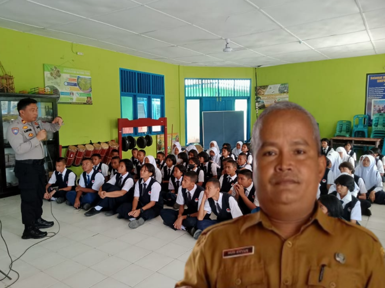 Foto : Kasat Binmas Polres Tapteng, Iptu Dela Antomi saat memberikan penjelasan tentang bahaya penyalahgunaan narkotika kepada pelajar SMP N 2 Pandan Nauli, Senin (27/11/23).