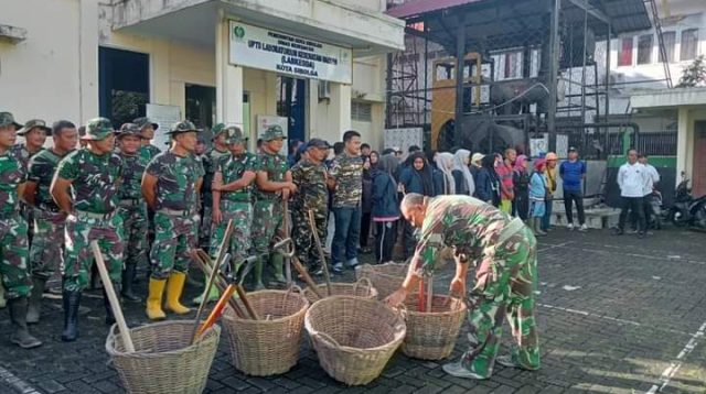 Foto : Pengecekan Personel sebelum melaksanakan kegiatan Gotong-royong