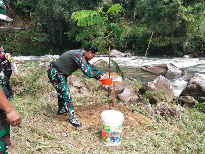 Foto : Dandim 0211/TT saat menanam pohon Sengon ditepi sungai Kolang pada Jumat (8/12/23).