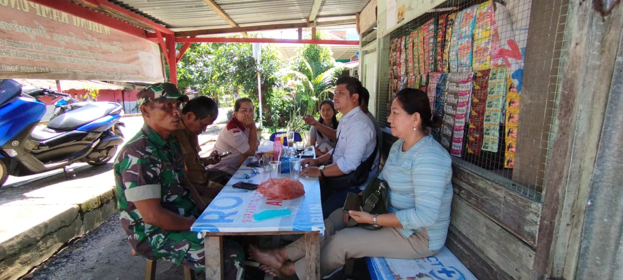 Keterangan Foto: Babinsa Koramil 06/Kota, Sertu Domu Panjaitan memperkuat soliditas dan sinergitas melalui kegiatan Komsos dengan Aparat Kelurahan dan masyarakat di Kelurahan Angin Nauli, Kota Sibolga.