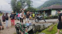 Foto : Serda Jusran Simanjuntak, Babinsa Koramil 03/Pandan saat membersihkan parit bersama warga di Kelurahan Aek Tolang Induk, Kecamatan Pandan