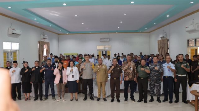 Keterangan Foto: Kapolres Tapanuli Tengah, AKBP Basa Emden Banjarnahor, SIK, MH, Pj Bupati, Sugeng Riyanta, Dandim 0211/TT, Danlanal Sibolga, Dansat Radar 234 Sibolga, Dan Denpom I/2 Sibolga. Kajari Sibolga, Ketua PN Sibolga, Ketua KPU, Ketua Bawaslu, para tokoh agama, para Ketua OPD, para Ketua Partai dan para tim relawan pemenangan Presiden, foto bersama usai pelaksanaan deklarasi pemilu damai di Aula Parama Satwika Polres Tapteng pada Senin (4/12/23).