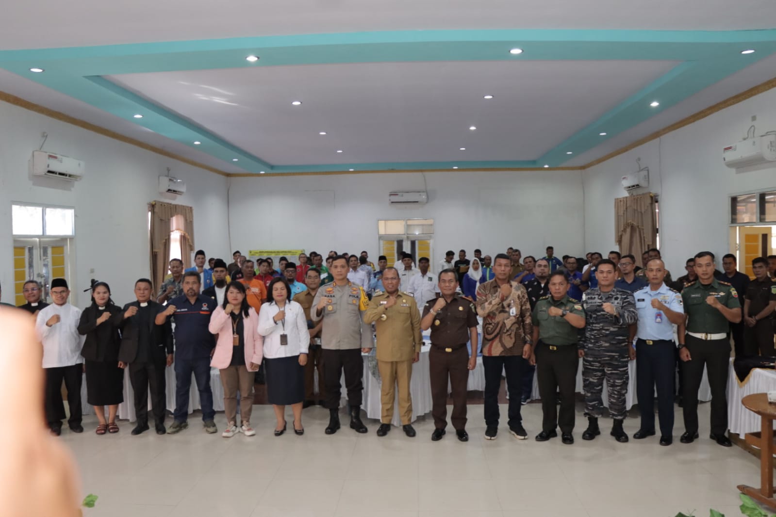 Keterangan Foto: Kapolres Tapanuli Tengah, AKBP Basa Emden Banjarnahor, SIK, MH, Pj Bupati, Sugeng Riyanta, Dandim 0211/TT, Danlanal Sibolga, Dansat Radar 234 Sibolga, Dan Denpom I/2 Sibolga. Kajari Sibolga, Ketua PN Sibolga, Ketua KPU, Ketua Bawaslu, para tokoh agama, para Ketua OPD, para Ketua Partai dan para tim relawan pemenangan Presiden, foto bersama usai pelaksanaan deklarasi pemilu damai di Aula Parama Satwika Polres Tapteng pada Senin (4/12/23).