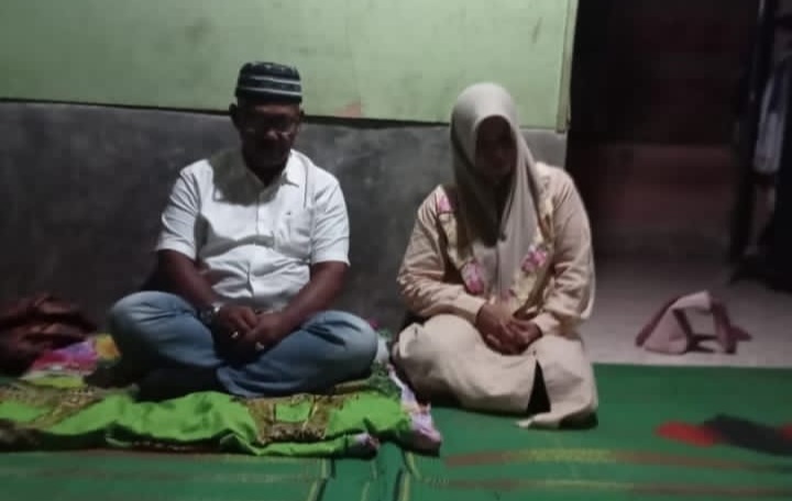 Foto : Manager PT. BDA bersama istrinya saat ditemui dikediamannya.