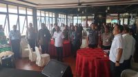 Keterangan Foto : Komisioner KPU Kabupaten Tapanuli Tengah saat Menyanyikan Lagu Indonesia Raya bersama Forkopimda dan Wartawan di Lapo Harambir Pia Hotel Pandan, Rabu (06/12/23).