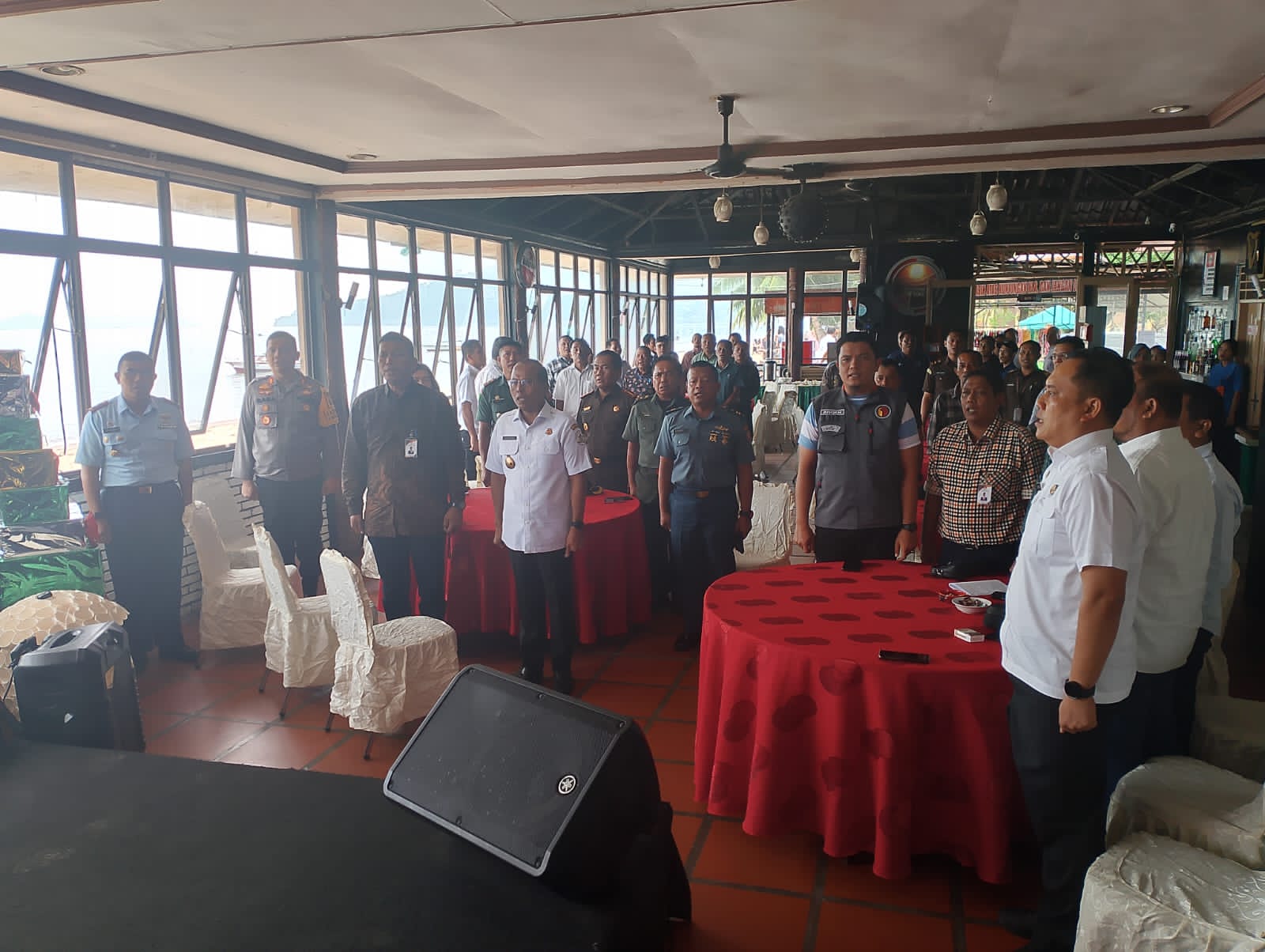 Keterangan Foto : Komisioner KPU Kabupaten Tapanuli Tengah saat Menyanyikan Lagu Indonesia Raya bersama Forkopimda dan Wartawan di Lapo Harambir Pia Hotel Pandan, Rabu (06/12/23).