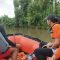 Foto : Tima Basarnas Sibolga saat melakukan penyisiran sungai Aek Sibundong, Desa Pasaributobing mencari keberadaan korban