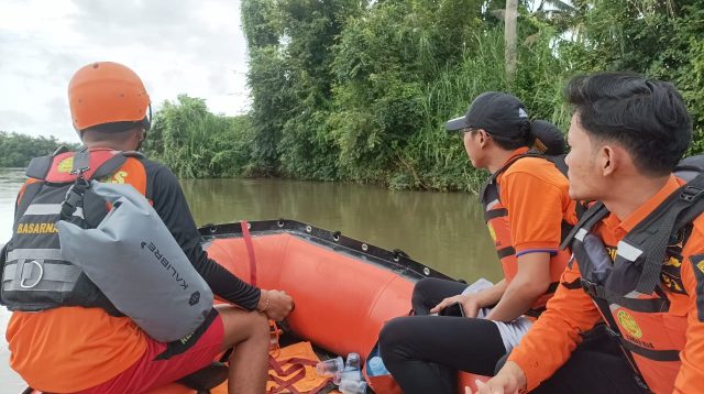 Foto : Tima Basarnas Sibolga saat melakukan penyisiran sungai Aek Sibundong, Desa Pasaributobing mencari keberadaan korban