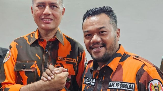 Keterangan Foto : Plt Ketua MPW Pemuda Pancasila Sumatera Utara,Musa Rajekshah (kiri) salam Komando dengan Ketua MPC Pemuda Pancasila Kota Sibolga, Ardiansyah Lubis (Kanan)