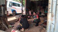 Foto: Babinsa Koramil 06/Kota, Sertu Roy Sihombing saat mendampingi Pelaku Usaha mengelas kap mobil di Bengkel Las yang berlokasi di Kelurahan Kota Beringin, Kota Sibolga.