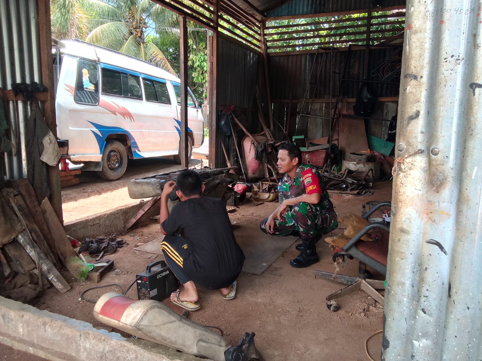 Foto: Babinsa Koramil 06/Kota, Sertu Roy Sihombing saat mendampingi Pelaku Usaha mengelas kap mobil di Bengkel Las yang berlokasi di Kelurahan Kota Beringin, Kota Sibolga.