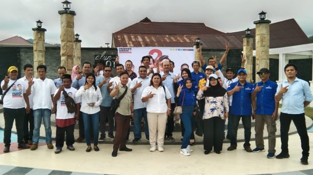 Foto : Tim Relawan Pelita Prabu Tapteng foto bersama usai melaksanakan kegiatan Flashmob Gemoy dan pembagian susu gratis kepada masyarakat di Alun-alun Kota Pandan pada Senin (11/12/23).