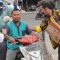 Foto : Ketua AMPG Kabupaten Tapanuli Tengah, Rade Martua Sihombing saat membagikan Susu Gratis kepada masyarakat yang melintas di Jalan Raja Junjungan Lubis pada Senin (11/12/23) di alun-alun kota Pandan.
