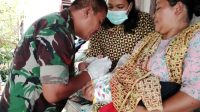 Foto : Babinsa Koramil 03/Pandan, Kopda KT Marbun saat melakukan pendampingan pelaksanaan imunisasi di Kelurahan Sibuluan Nalambok, Kecamatan Sarudik pada hari Senin (18/12/23)