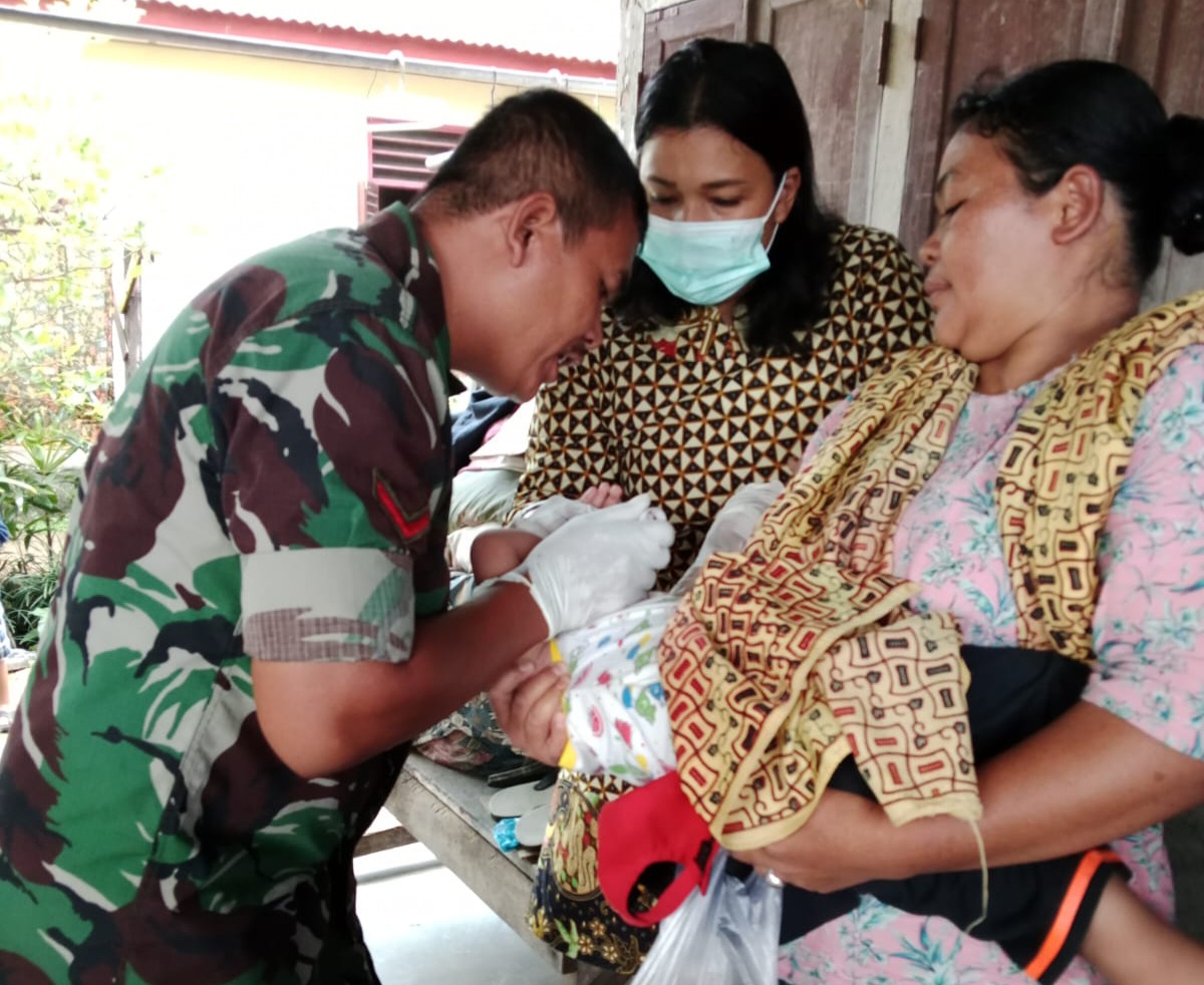 Foto : Babinsa Koramil 03/Pandan, Kopda KT Marbun saat melakukan pendampingan pelaksanaan imunisasi di Kelurahan Sibuluan Nalambok, Kecamatan Sarudik pada hari Senin (18/12/23)
