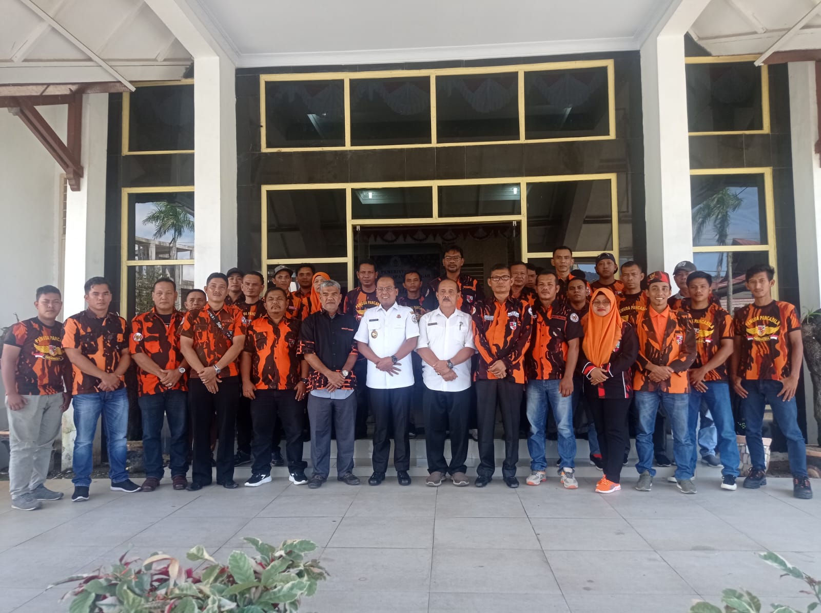Foto : Rombongan MPC Pemuda Pancasila Kabupaten Tapanuli Tengah foto bersama dengan Pj Bupati Tapteng, Dr. Sugeng Riyanta di depan Kantor Bupati Tapteng.