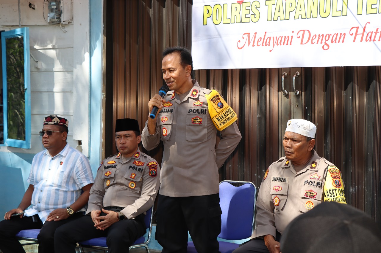 Foto : Waka Polres Tapteng, Kompol Kamaluddin Nababan, SH didampingi Kasat Binmas Polres Tapteng Iptu Dela Antomi saat melaksanakan Jumat Curhat kepada masyarakat Sitiotio, pada Jumat (22/12/23).