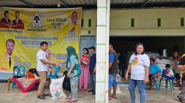 Foto : Tim Pemengangan Andar Amin Harahap bagikan Pupuk Gratis kepada petani