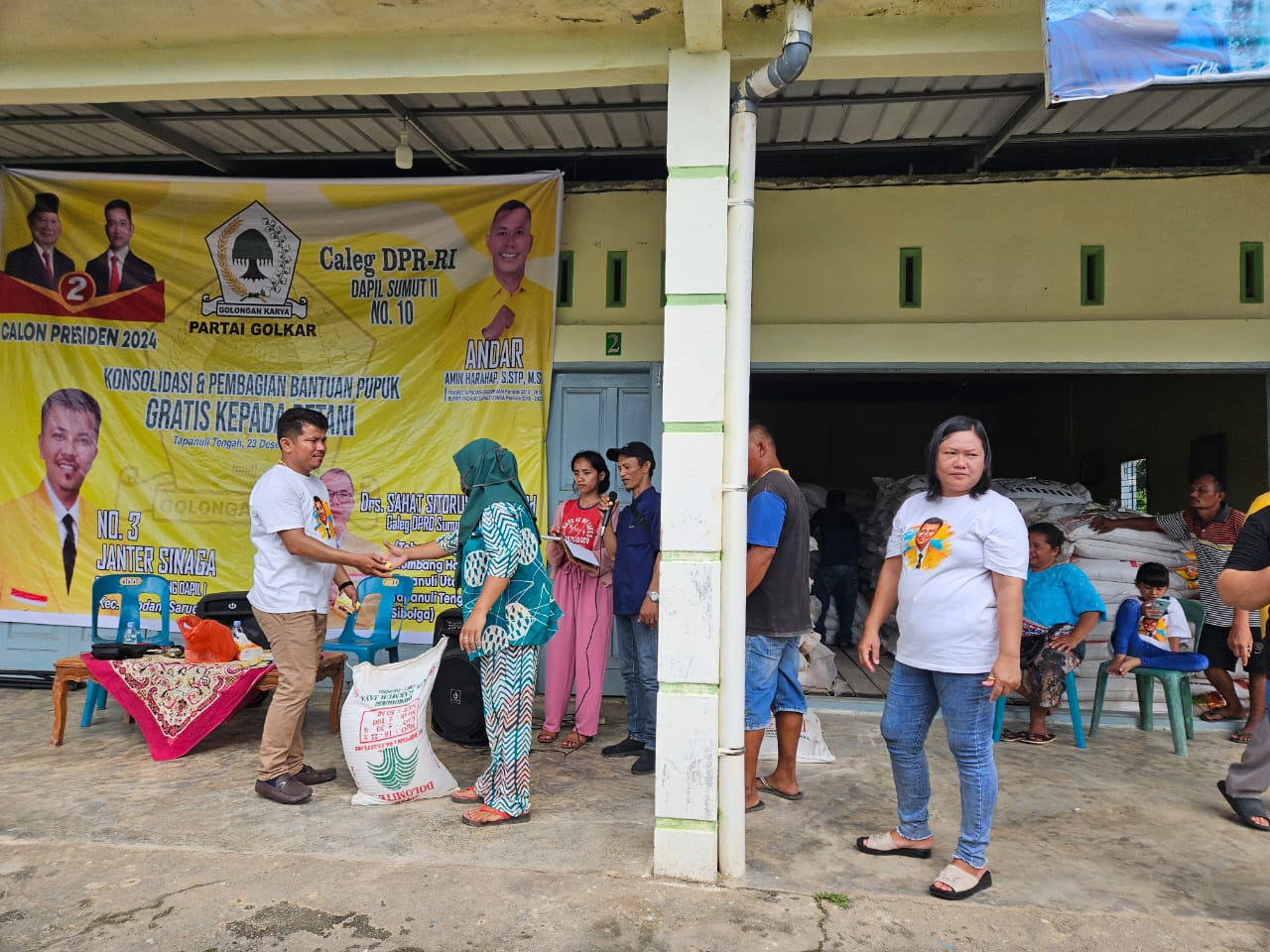 Foto : Tim Pemengangan Andar Amin Harahap bagikan Pupuk Gratis kepada petani