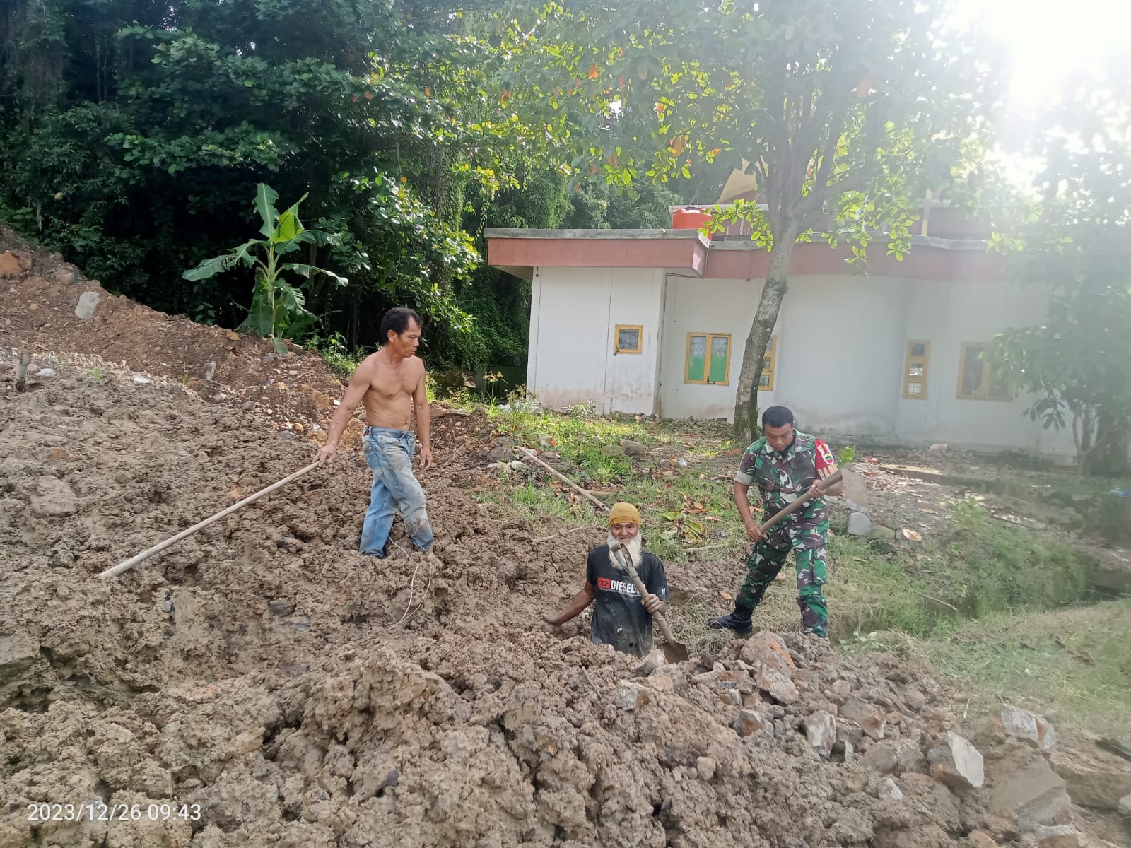Keterangan Foto: Babinsa Koramil 06/Kota, Serda Hilman Purba bersama warga binaannya saat bergotong royong membersihkan saluran air parit di Kelurahan Pancuran Pinang, Kota Sibolga.