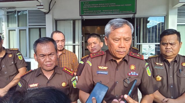 Foto : Kepala Kejaksaan Tinggi Sumatera Utara, saat diwawancarai pers di Kantor Kejari Sibolga, Rabu (27/12/2023). 