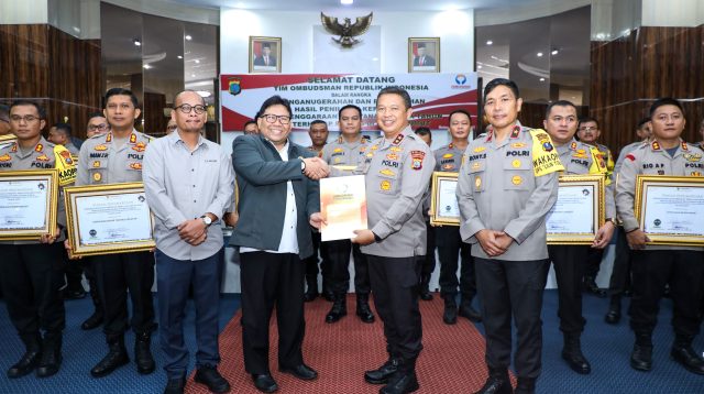 Foto : Penyerahan predikat Terbaik Kepatuhan Pelayanan Publik