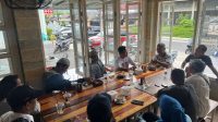 Foto : Abdon Nababan Caleg DPD RI Sumut saat berdialog santai dengan pemuda dan Aktivis di Markaz Kopi Pandan