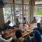 Foto : Abdon Nababan Caleg DPD RI Sumut saat berdialog santai dengan pemuda dan Aktivis di Markaz Kopi Pandan