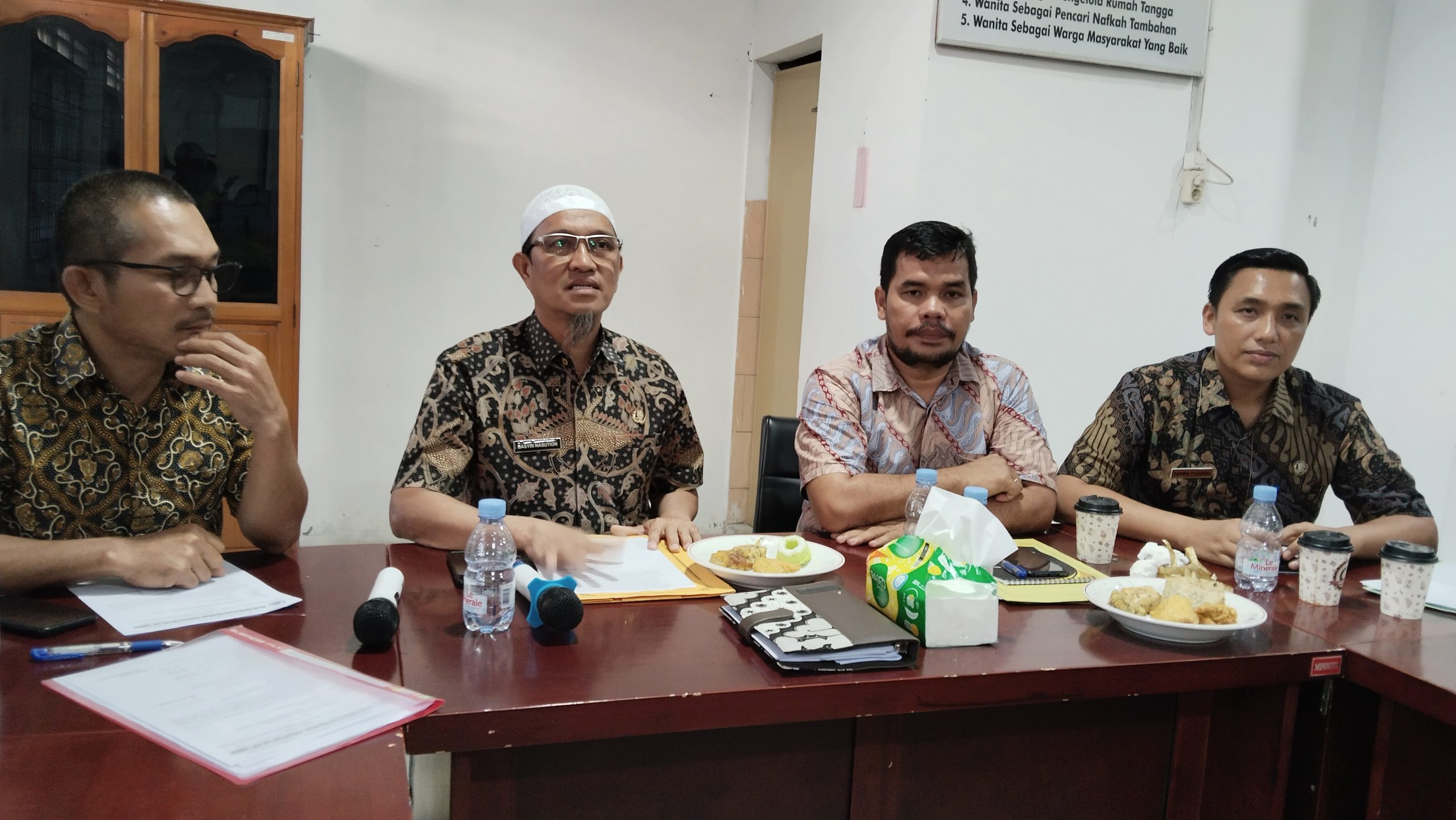Foto : Kepala BPKPAD Kabupaten Tapanuli Tengah (Tapteng),Basyri Nasution saat melakukan Konfrensi pers di Aula Badan Pengelolaan Keuangan dan Aset Daerah (BPKPAD) Tapteng pada Kamis (28/12/2023),