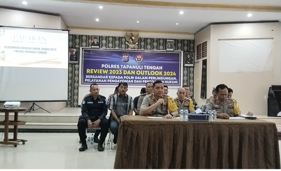 Foto : Kapolres Tapanuli Tengah, AKBP Basa Emden Banjarnahor saat memaparkan giat akhir Tahun 2023.