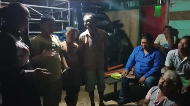 Foto : Isa Sari Daha saat menyampaikan dugaan penipuan yang dilakukan oleh aparat Desa Gunung Marijo tentang penerimaan dana BLT kepada Adelina Lumbantoruan pada Kamis (7/12/23)