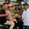 Foto : Ketua Pelita Prabu Kabupaten Tapanuli, Jerry Zai saat membagikan Susu Gratis kepada masyarakat yang melintas di Jalan Raja Junjungan Lubis dan Jalan Fl. Tobing Kecamatan Pandan pada Senin (11/12/23).