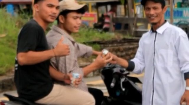 Foto : Ketua Pelita Prabu Kabupaten Tapanuli, Jerry Zai saat membagikan Susu Gratis kepada masyarakat yang melintas di Jalan Raja Junjungan Lubis dan Jalan Fl. Tobing Kecamatan Pandan pada Senin (11/12/23).