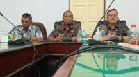 Foto : Pj Bupati Tapteng, Dr. Sugeng Riyanta didampingi Kepala Inspektorat Tapteng dan Sekretaris Daerah saat memberikan keterangan pers tentang penonaktifkan sementara kepada Dinas Kesehatan Tapanuli Tengah Pada hari Kamis (21/12/23).