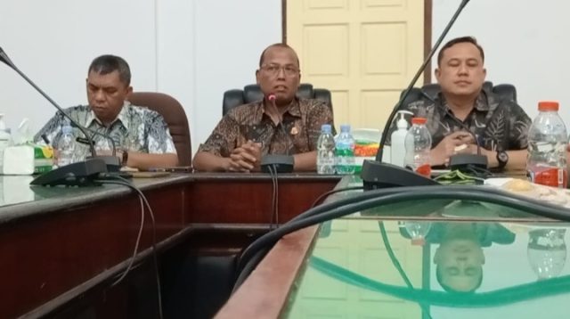 Foto : Pj Bupati Tapteng, Dr. Sugeng Riyanta didampingi Kepala Inspektorat Tapteng dan Sekretaris Daerah saat memberikan keterangan pers tentang penonaktifkan sementara kepada Dinas Kesehatan Tapanuli Tengah Pada hari Kamis (21/12/23).