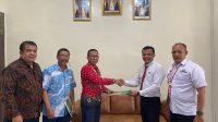 Ketua LBH Irsan Mahmud Prakasa, Irsan Tambunan, SH, berjabat tangan dengan Ketua Pengadilan Agama Pandan, Salamat Nasution, S.H.I, MA, didampingi Sekretaris Pengadilan Agama Pandan, Irvandi Pardede, SH, Panitera Pengadilan Agama Pandan, Rivi Hamdan Lubis, S.H.I, serta Penasehat LBH Irsan Mahmud Prakasa, Mahmud Efendi.