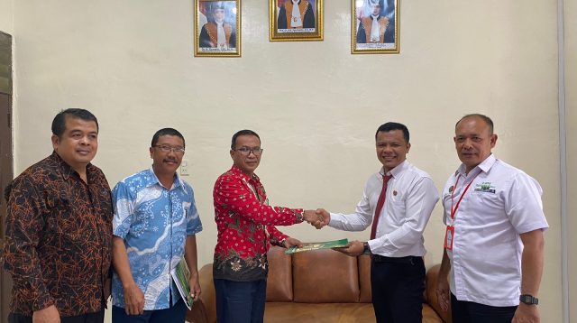 Ketua LBH Irsan Mahmud Prakasa, Irsan Tambunan, SH, berjabat tangan dengan Ketua Pengadilan Agama Pandan, Salamat Nasution, S.H.I, MA, didampingi Sekretaris Pengadilan Agama Pandan, Irvandi Pardede, SH, Panitera Pengadilan Agama Pandan, Rivi Hamdan Lubis, S.H.I, serta Penasehat LBH Irsan Mahmud Prakasa, Mahmud Efendi.
