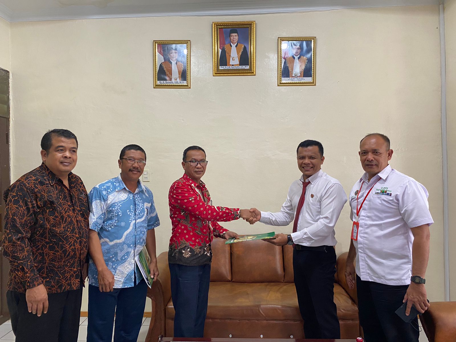 Ketua LBH Irsan Mahmud Prakasa, Irsan Tambunan, SH, berjabat tangan dengan Ketua Pengadilan Agama Pandan, Salamat Nasution, S.H.I, MA, didampingi Sekretaris Pengadilan Agama Pandan, Irvandi Pardede, SH, Panitera Pengadilan Agama Pandan, Rivi Hamdan Lubis, S.H.I, serta Penasehat LBH Irsan Mahmud Prakasa, Mahmud Efendi.