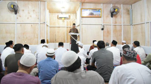 Foto : Pj Bupati Tapteng Sugeng Riyanta Saat Bertindak Sebagai Khatib di Masjid Al Muslimin Pandan