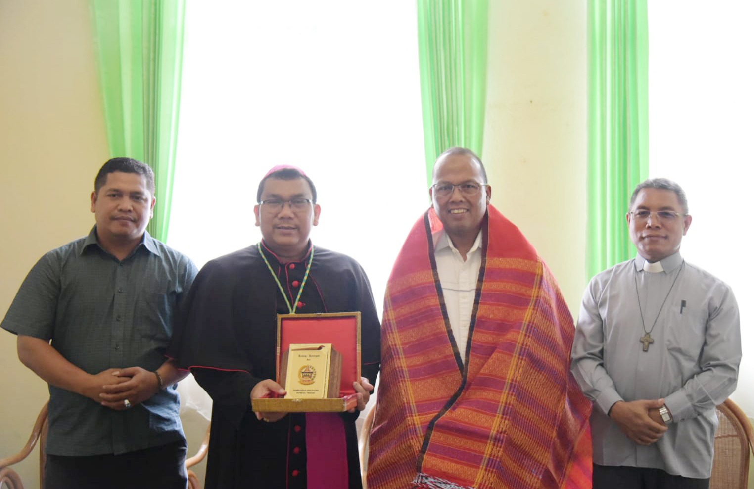 Foro : Pj Bupati Tapanuli Tengah, Dr. Sugeng Riyanta foto bersama dengan Uskup Sibolga Mgr. Fransiskus Tuaman Sasfo Sinaga didampingi Sekretaris Keuskupan Sibolga Blasius Super Yesse